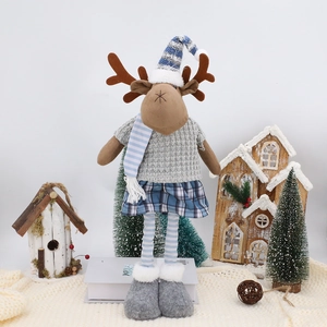 Detail der Weihnachts-Rentierpuppe im grauen Strickpullover und blau-kariertem Rock