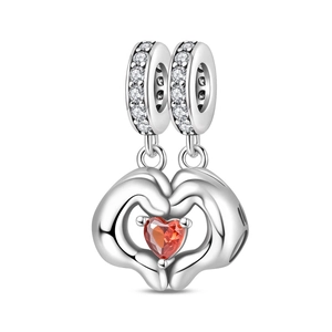 Versilberter Herz-Flügel Anhänger mit rotem Edelstein und Kristallen für Armbänder
