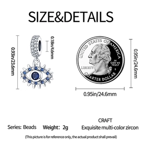 Macro-opname van de blauwe evil eye bedel met afmetingen van 23,6 mm en maatvergelijking