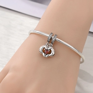 Silberarmband mit Herz-Gesten-Anhänger, rotem Edelstein und Pavé-Zirkonia-Besatz