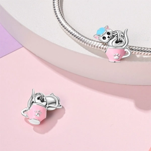Schattige kattenhanger in theekop op een zilveren slangenketting armband