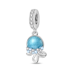 Macro d'un charm méduse en argent avec pierres bleu ciel et zircons scintillants sertis