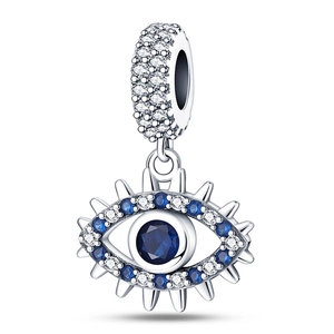 Macro-opname van zilveren boze oog bedel met blauwe en witte zirkoon pavé voor armbanden