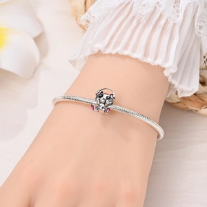 Zilveren slangenarmband met schattige pandabedel en details van roze emaille