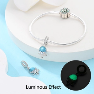 Vue détaillée du pendentif méduse lumineux et perle hippocampe sur bracelet argent