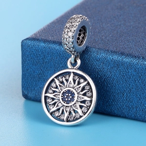 Macro-opname van zonne-bedel met blauwe steen en kristallen voor armbanden