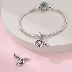 Silbernes Schlangenarmband mit Blumenverschluss und Emaille Tee-Set Anhängern