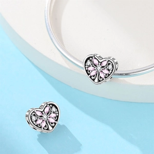 Detail van zilveren hartbedeltje met roze marquise steen voor DIY armbanden