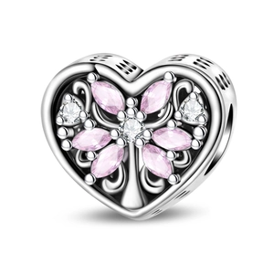 Macro-detail van zilveren hartbedel met roze stenen en witte zirkonia bloemenpatroon