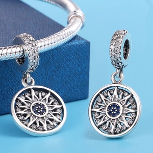 Detailweergave van de boze oog sterbedel met blauwe kristallen op slangenarmband