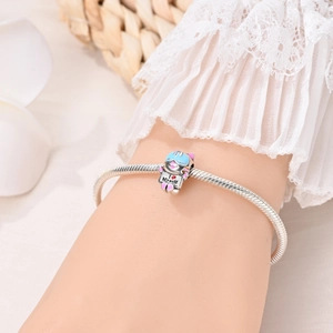 Gedetailleerde close-up van een kattenbedeltje met 'I Love Myself' tekst op zilveren armband