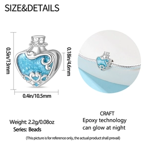 Vue détaillée d'une perle coeur argentée avec résine bleue lumineuse sur bracelet