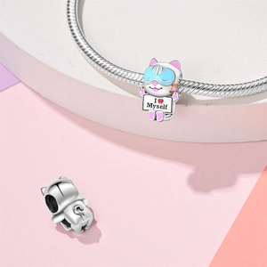 Detail van zilveren kattenbedel met I Love Myself bordje op slangenarmband
