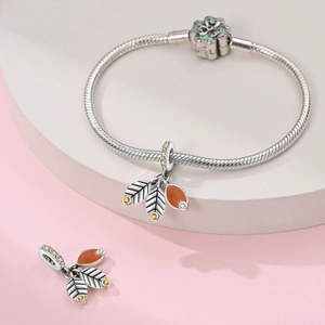 Details von Schlangen-Gliederarmband und Herbstblatt-Anhänger mit orangefarbenem Email
