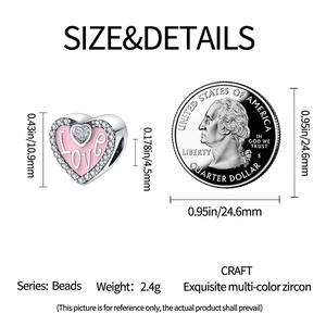 Macro-opname van de roze emaille hartbedel met LOVE-gravure en zirkonia-details