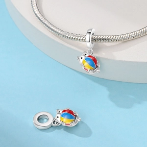 Vue détaillée d'une breloque chat en argent avec balle émaillée colorée sur bracelet