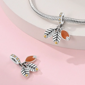 Versilberte Blattanhänger mit orangefarbener Emaille und gelben Steinen an Kette