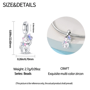 Vue détaillée du charm chat en argent avec nœud rose et papillon pour bracelets charms