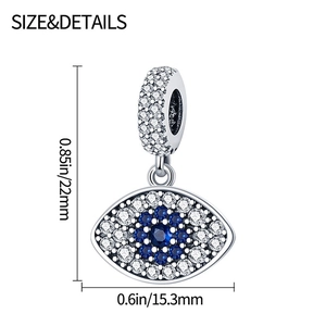 Gedetailleerde afmetingen van de Evil Eye-bedel met blauwe en witte zirkonia