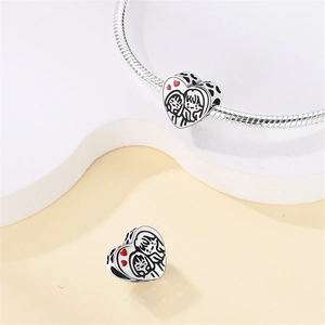 Zilveren hartbedel met cartoonmeisjes en rood emaille hart op slangenketting armband