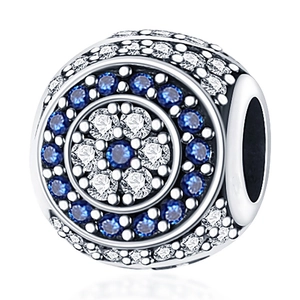 Macrodetail van de zilveren bedel met blauwe en witte kristallen voor armbanden
