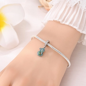 Détail d'un pendentif hippocampe en émail bleu et zircon sur un bracelet chaîne serpent