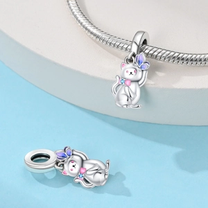 Vue détaillée du pendentif chat en argent avec papillon en émail violet et zircon