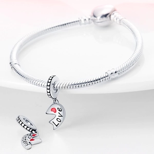 Makroaufnahme von Silber-Schlangenarmband mit Herzanhängern Love Sisters und Emaille