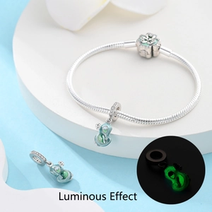 Charm tortue lumineuse avec détails en émail vert et effet brillant sur bracelet argent