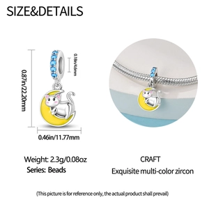 Dimensions du charm chat sur la lune et vue portée sur un bracelet maille serpent