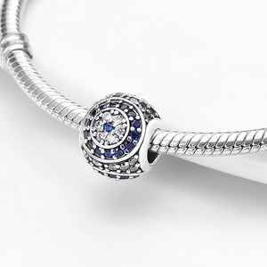 Macro-opname van zilveren kraal met blauwe zirkonia boze oog op een snake armband