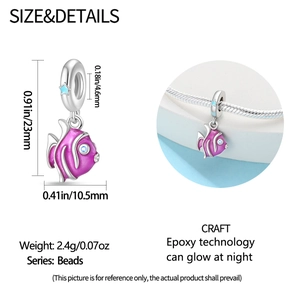 Vue détaillée du pendentif poisson en argent avec émail et dimensions pour bracelets DIY