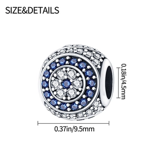 Macro-opname van evil eye bedel met afmetingen, zilveren afwerking en kristallen inleg