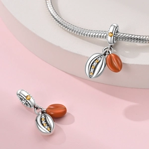 Nahaufnahme von Kaffeebohnen-Charm mit bernsteinfarbener Textur und Zirkonia-Inlay