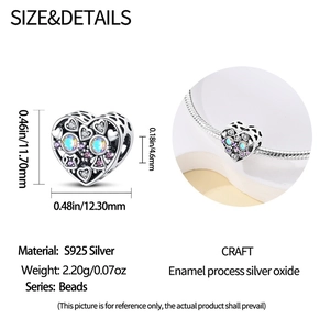 Detailweergave van de emaille hartbedel van 11,7x12,3mm op een zilveren ketting