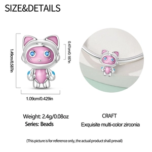 Charm chat robot avec émail rose et zircon bleu présenté sur un bracelet fin