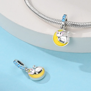 Détail de breloque chat et lune en argent avec émail jaune et zircons bleus