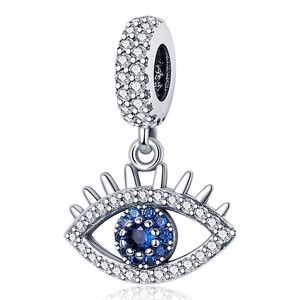 Macro-opname van Hamsa-bedel met blauwe steen en micro-pave gezette zirkonia's