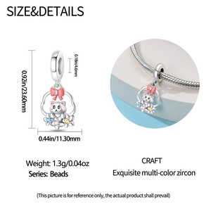 Vue détaillée du charm chat en argent avec fleurs en zircon et dimensions précises