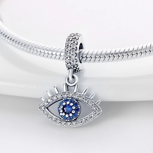 Detailopname van Evil Eye bedel met blauwe en witte kristallen op een zilveren slangenketting
