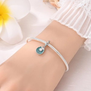 Bracelet chaîne serpent en argent S925 avec breloque coquillage turquoise sur poignet