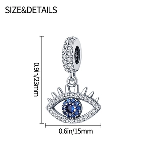 Detailweergave van de evil eye bedel met afmetingen 23mm hoogte en 15mm breedte op witte achtergrond
