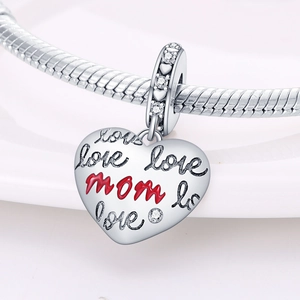 Nahaufnahme Herzanhänger mit roter Mom-Aufschrift und Love-Gravur auf Schlangenkette