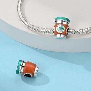 Silberner Kaffeetassen-Charm mit Emaille für DIY-Armbänder in Braun und Grün