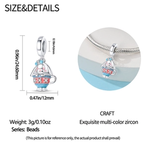Détail macro du pendentif lapin en tasse d'argent avec émail et pierres de zircon