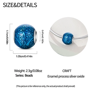 Dimensioni del charm fiore in smalto blu con altezza 1,11cm e vista del bracciale