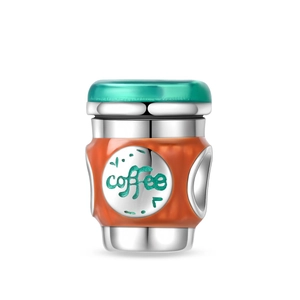 Makroaufnahme von Emaille-Kaffeetassen-Charm mit orangefarbener und blaugrüner Politur