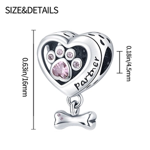 Vue détaillée du charme cœur avec patte en zircon rose et pendentif en os