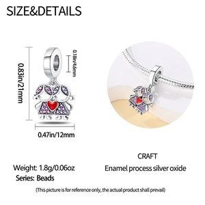 Detailansicht eines silbernen Herzanhängers mit Mädchen und Zirkonia für Armbänder