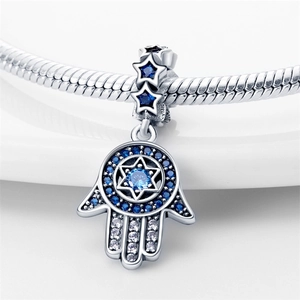 Hamsa-hand bedel van zilver met blauwe zirkonia en Davidsster aan een slangenketting
